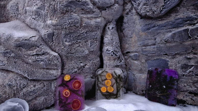 Kauniit jääteokset patsaan juurella.