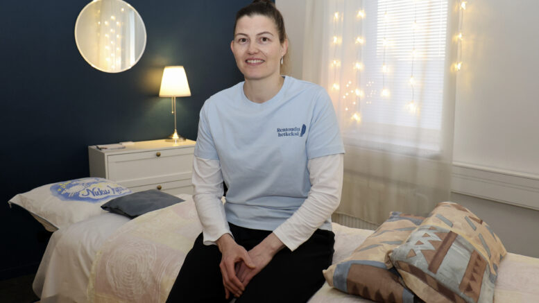 Iiläinen Mari Kylmäluoma kouluttautui hermoratahierojaksi ja perusti Hyvinvointipalvelu Rentoudu hetkeksi -yrityksen Iihin. Kuva: Tuija Järvelä-Uusitalo