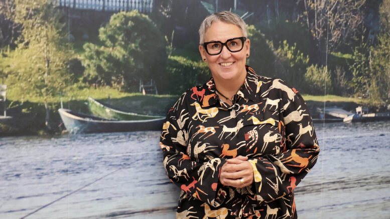 Tänään 50 vuotta täyttävästä Iin kunnanjohtaja Marjukka Mannisesta on palkitsevaa ja mielenkiintoista olla tekemässä ihmisten arjessa ja ympäristössä näkyviä asioita. Kuva: Tuija Järvelä-Uusitalo