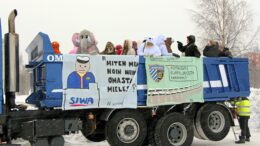 Penkkaireitten aika lähenee. Kiimingin abit ajelivat keväällä 2019 penkkaripäivän aikana Kiimingissä, Jäälissä ja lopuksi Oulun keskustassa. Kuva: Rantapohjan arkisto