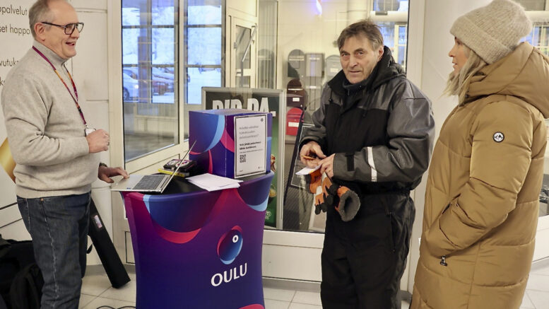 Oulun kaupungin Pasi Mäkikyrö keskusteli Kiimingin pop up -tilaisuudessa kouluverkkoasioista Taisto Haipuksen ja Sanna Haipuksen kanssa. Haipuksien huolena on pienten kylien elinvoiman kohtalo, mikäli koulut lakkautetaan. Kuva: Teea Tunturi