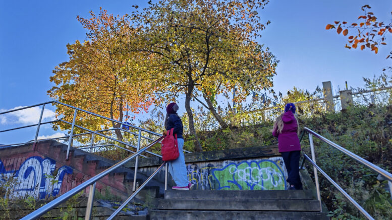 Lilja Ahonen ja Pihla Sipola kuvattuna Ruokaraati-retkellä.