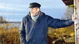 Joni Skiftesvik kuvattuna vuonna 2022 kirjailijalle läheisessä ja rakkaassa Villenrannassa Kurtinhaudalla Martinniemessä. Taaempana avautuvalla redillä saattoi aikoinaan käydä jopa parisataa laivaa kesässä. Arkistokuva: Auli Haapala