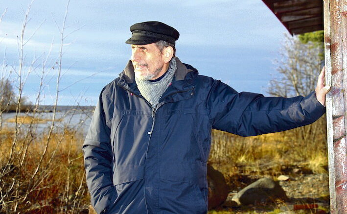 Joni Skiftesvik kuvattuna vuonna 2022 kirjailijalle läheisessä ja rakkaassa Villenrannassa Kurtinhaudalla Martinniemessä. Taaempana avautuvalla redillä saattoi aikoinaan käydä jopa parisataa laivaa kesässä. Arkistokuva: Auli Haapala