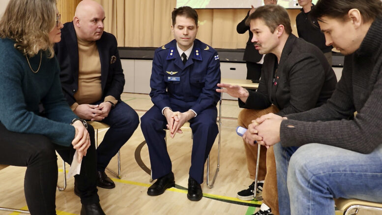 Aune Kaarlejärvi, Ilpo Nylander, Lasse Louhela, Olli Kohonen ja Heikki Vimpari pohtivat tulevaisuusillassa sitä, millaisia teemoja Ylikiimingin pitäisi pitää esillä tulevaisuudessa. Kuvat: Teea Tunturi