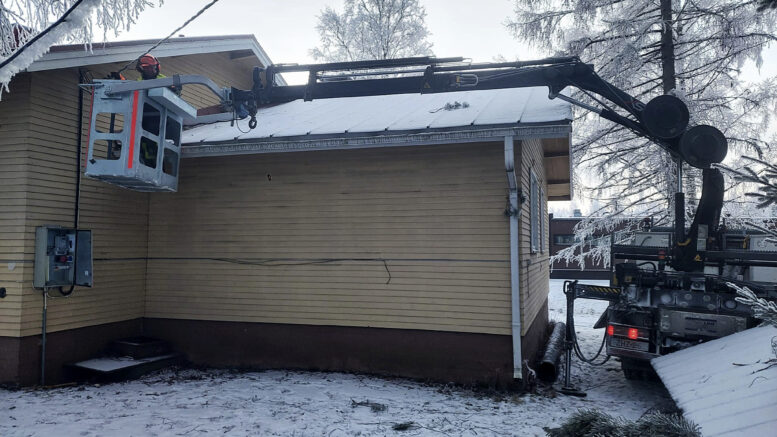 HSO:lla pitkään työskennellyt Esa Nikkinen kertoo henkilönostimesta olevan iso apu korjaustöissä. Kuva: HSO