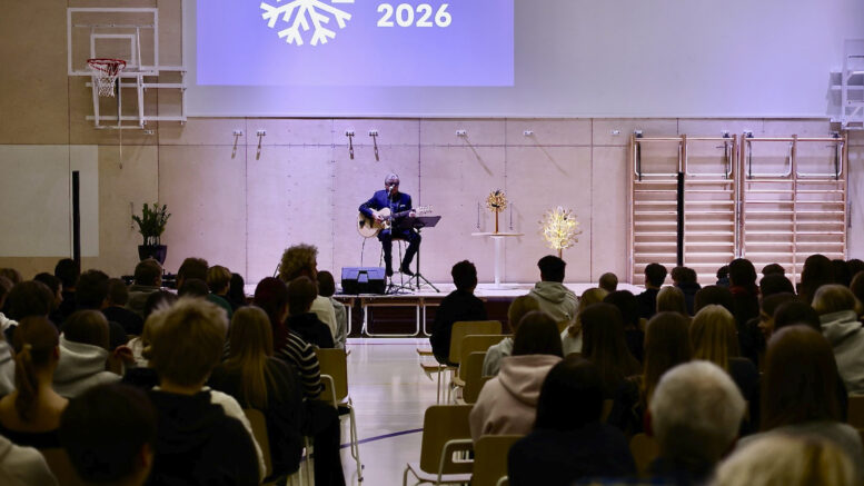 Mikko Alatalon konsertissa Kiiminkipuiston koululla kuultiin muun muassa Kiiminkijoki, Poppaloora, Känkkäränkkä sekä Synnyinkoti. Alatalo lauloi pätkiä myös ruotsiksi, viroksi sekä englanniksi. Kiiminkiläinen suurmies teki vaikutuksen nuorisoon välittömällä esiintymisellään, ja sai oppilaat mukaan esiintymiseensä esimerkiksi Taikanappi-kappaleen kohdalla. Yleisö yhtyi paikoitellen myös yhteislauluun. Kuva: Teea Tunturi