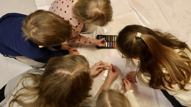 Kiiminkijoen päiväkodin Soutajien lapset valmistelevat kankaita taidepolun varjoteatteriin, jossa kävijät pääsevät itse esiintymään. Kukin taidepolku kestää viikon, ja tuona aikana polut ovat vapaasti kuljettavissa. Kuva: Teea Tunturi