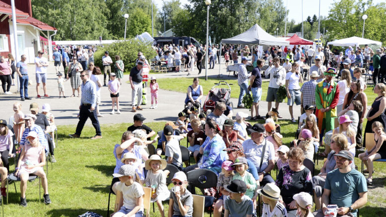 HEINÄKUU. Yli-Iin pitäjäpäivät oheistapahtumineen keräsivät sekä yli-iiläisiä että lähiseudun asukkaita yhteen. Tapahtumassa nautittiin lämmöstä, markkinatunnelmasta ja erilaisista ohjelmanumeroista. Pitäjäpäivät järjestettiin yhteistyössä yhdistysten kesken. Tapahtuma oli hieno osoitus yli-iiläisestä elinvoimasta. Kuva: Teea Tunturi