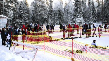 Kilpailijoiden ohella tapahtuma kokosi Illinsaaren mittavan määrän huoltajia ja kannustajia sekä muuta yleisöä. Uupuneilta näyttivät puolestaan nuoret hiihtäjät maalialueella. Kuvat: Ritva Piri