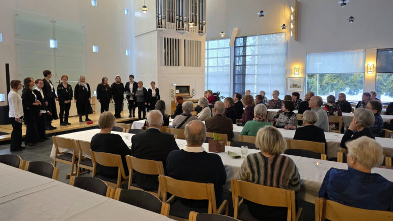 Haukiputaan seurakunnan kulttuuripääkaupunkivuoden avajaisjuhlassa naiskuoro Viihdepiikkarit esiintyivät paikalliselle yleisölle. Kuvat: Anu Kauppila