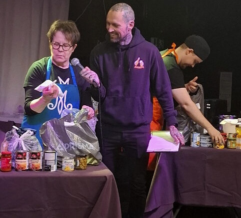 Suolaa, suolaa ja enemmän suolaa. Hävikkikokkisodan ainespusseista löytyi ihmeteltävää Anne Lampelalle. HP Parviainen juonsi kisaa ja taustalla kokki Topi Kumpulainen valmistautuu. Kuva: Esko Olkoniemi