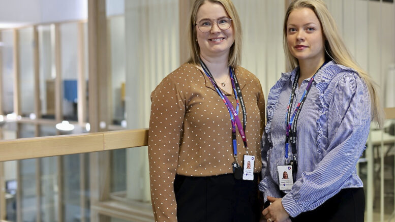 Marika Erkkilä ja Vanamo Vilokkinen ovat Rantapohjan alueen hyvinvointikoordinaattoreita. Erkkilä vastaa Oulun pohjoisesta alueesta ja Vilokkinen itäisestä. He kertovat, että Rantapohjan alueella toimijaverkosto on varsin aktiivinen ja yhteistyötä hyvinvoinnin hyväksi tehdään paljon. Kuva: Teea Tunturi