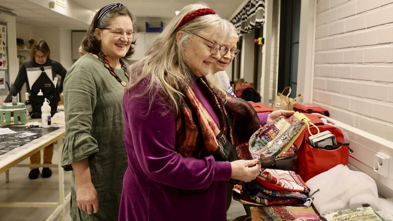 Uusia tuulia käsitöihin -ryhmän ohjaaja Sirpa Syri sekä osallistujat Kaarina Kailo ja Helena Mäntylä, kuten muutkin käsityöläiset toivovat, että Kiimingistä löytyy jatkossakin tilat Oulu-opiston käsityöryhmille, kävi vanhalle kunnantalolle ja sen tontille miten tahansa. Kuvat: Teea Tunturi