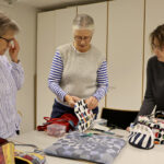 Marja-Kaisa Kälkäjä, Helena Mäntylä ja Seija Riekki ovat tyytyväisiä siihen, että ovat päässeet kokeilemaan monia eri tekniikoita Uusia tuulia käsitöihin -ryhmässä. Yhdessä harrastaminen on naisista hyvin tyydyttävää.