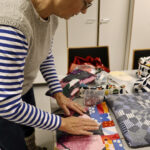 Helena Mäntylä esittelee tilkkuilutyötään, joka on tehty Kawandi Quilts -tekniikalla.