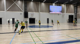 Vihreällä vierasasulla pelannut HauPa pääsi testaamaan juuri Raahessa avattua Koivuluoto Areenan parkettia. Kuva: Anni Törmä