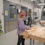 Marie teknisentyön tiloissa.