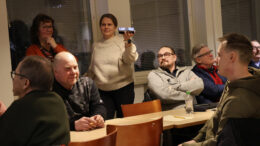 Katriina Haapalahdella oli tallennettuna kännykkään Martinniemen päiväkodin lasten esittämä hellyttävä laulu, jonka sanat kuuluivat: "Martinniemi paras paikka on, jossa meillä kaikki on..."