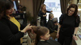 Pipsa Kreku tuli leikkauttamaan pitkien hiustensa latvat ja päätyi myös yllätyksekseen malliksi Miia Rannan (vas.) loihtimille muodikkaille laineille. Yrittäjä Kirsi Hanhela korostaa jutussa myös eri alojen paikallisten palvelujen käytön merkitystä, jotta ne säilyvät omalla kylällä. Kuvat: Auli Haapala