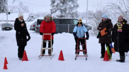 Koulunjohtaja Tuomas Ojala ja sivistysjohtaja Virpi Risteelä starttaamassa potkurisprinttiin. Aikaa ottivat Liisa Lukkari (vas.) ja Lisa Halonen. Pohjois-Iin kyläyhdistyksen puheenjohtaja Anita Sievänen oli kannustamassa. Kuvat: Tuija Järvelä-Uusitalo