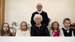 Eine Joensuu ja neljä neljännen sukupolven edustajaa. Takana Einen puoliso Pekka.