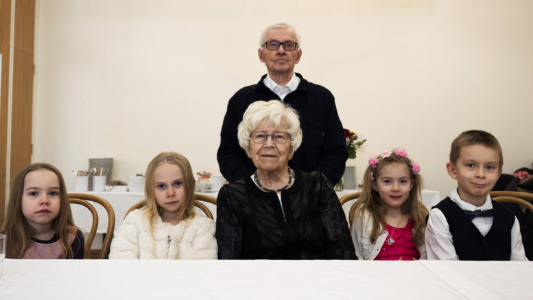 Eine Joensuu ja neljä neljännen sukupolven edustajaa. Takana Einen puoliso Pekka.