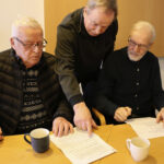 Hoitokunnan jäsenet Aulis Jokipii (vas.), Paavo Kiviniemi ja Jouni Hentilä suunnittelemassa tulevaa. Kuva: Auli Haapala