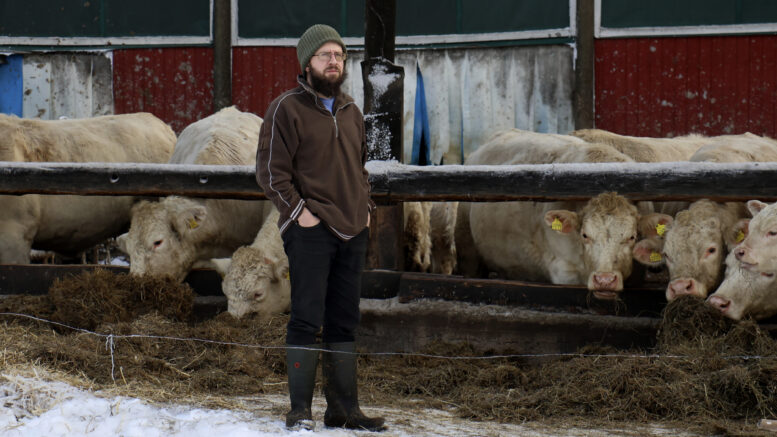 Hannu Huttulan mielestä parasta hänen työssään on vapaus päättää itse omasta aikataulustaan. Kuva: Tuija Järvelä-Uusitalo