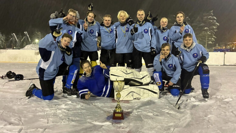 Sarjan ennakkosuosikki pudasjärveläinen Tuutit kesti paineet ja kirkasti viime vuoden hopeansa kultaan nousten vuoden 2027 Kilpa2-sarjaan! Kuvassa vas. takarivi Sakari Vengasaho, GM Markus Simonen, Veeti Hiltula, Markus Niskasaari, Jeremias Riekki, Tuomas Kesti, varakapteeni Ossi Niskasaari ja Eetu Riekki. Eturivissä vas. Kimi Salmela, maalivahti-MVP ja varakippari Lauri Heikkilä, joukkueen kapteeni Paavo Tuomaala ja turnauksen pakki-MVP Otto Riekki.