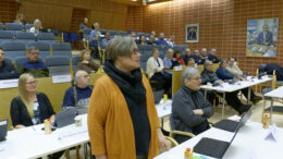 Iin kunnanvaltuusto piti maanantaina vuoden ensimmäisen kokouksensa. Kuvassa seisomassa valtuutettu Leena Tiiro (vas.). Kuva livelähetyksestä.