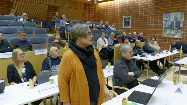 Iin kunnanvaltuusto piti maanantaina vuoden ensimmäisen kokouksensa. Kuvassa seisomassa valtuutettu Leena Tiiro (vas.). Kuva livelähetyksestä.