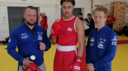 Kiimingin Nyrkkeilykerhon entinen nyrkkeilijä Timo Kurtti (vasemmalla) oli tärkeässä asemassa Eku Tometyn kulmassa henkilökohtaisen valmentajan Matti Lanton lisäksi.