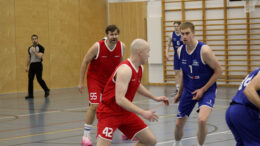 KiiRin Oscar Pollari (42) kyselee Kempeleen isokokoiselta Jakke Kukkoselta palloa. Taustalla KiiRin Ismo Lindstedt seuraa pelaajien temmellystä tarkkaavaisena. Kuva: Matti Tieksola