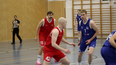 KiiRin Oscar Pollari (42) kyselee Kempeleen isokokoiselta Jakke Kukkoselta palloa. Taustalla KiiRin Ismo Lindstedt seuraa pelaajien temmellystä tarkkaavaisena. Kuva: Matti Tieksola