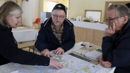 Iso Rytisuon uusi hankekehityspäällikkö Sisko Kotzschmar Fortumilta vastaili Timo Räihän ja Kalle Finbergin kysymyksiin Leuvalla. Miehiä arvellutti muun muassa se, miten hankkeen sähkönsiirto toteutuu. Kuva: Teea Tunturi