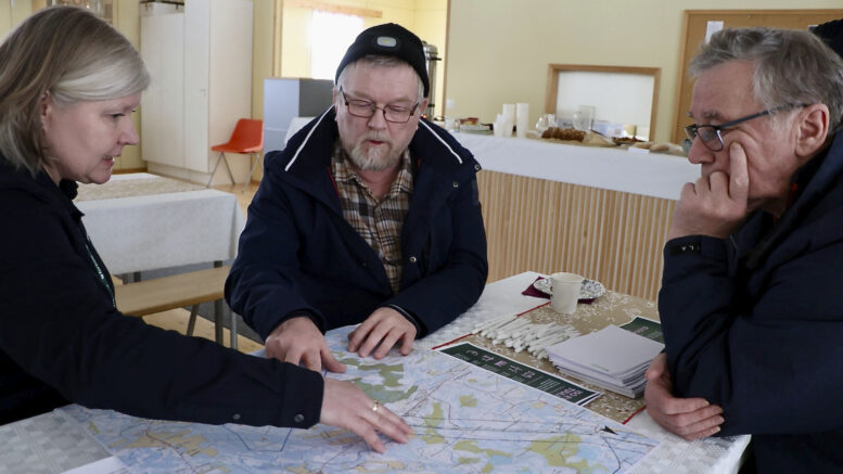 Iso Rytisuon uusi hankekehityspäällikkö Sisko Kotzschmar Fortumilta vastaili Timo Räihän ja Kalle Finbergin kysymyksiin Leuvalla. Miehiä arvellutti muun muassa se, miten hankkeen sähkönsiirto toteutuu. Kuva: Teea Tunturi