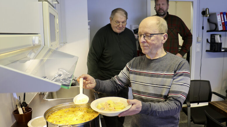 Voimalohen toimistolla Iissä kiehautettiin kansallisena kalakeittopäivänä kirjolohikeitto. Kirjolohi valikoitui keittokalaksi, koska se on haluttu saaliskala. Keittoa kauhomassa Etelä-Iin osakaskunnan puheenjohtaja Risto Tolonen. Takana Pohjois-Iin osakaskunnan varapuheenjohtaja Antero Kurttila ja Raasakan kalanviljelylaitoksen tuotantopäällikkö Vesa Rahikkala.