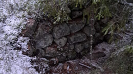 Kiviladelmia ja -kasoja kuvannut Salme Niemi ihmettelee, mitä varten ne on tehty.