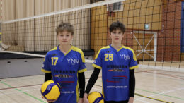 Aati Niskasaari ja Topi Alatalo pelasivat molemmat lapsina lentopalloa isoveljensä kanssa. Kuvat: Tuuli Turunen