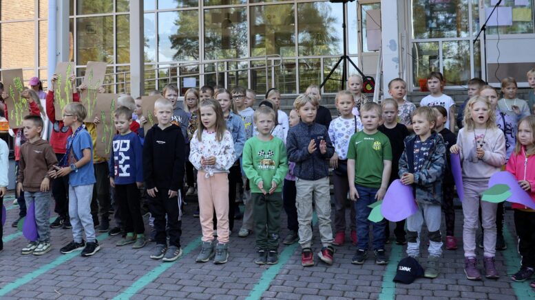 Kyläkouluilla on suuri merkitys koko kyläyhteisölle. Viime syyskuussa Martinniemen koululla järjestettiin jo tutuksi tulleet Martin Markkinat. Arkistokuva: Auli Haapala