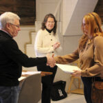 Apurahat jakoivat säätiön hallituksen puheenjohtaja Olli Tolonen ja taideasiantuntija Kaija Elo, joka on säätiön hallituksessa ollut mukana sen perustamisesta eli vuodesta 1988 saakka. Apurahaansa vastaanottamassa Terhi Hanhela.