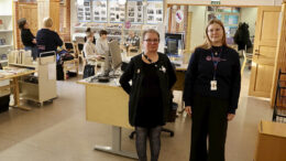 Yli-Iin kirjastovirkailija Ella Matinaho ja Oulu10-asiakaspalvelun palveluesihenkilö Matilda Liikanen toivovat, että yli-iiläiset tulevat rohkeasti tutustumaan palveluihin, joita Oulu10 kirjastolla tarjoaa. Kuva: Teea Tunturi