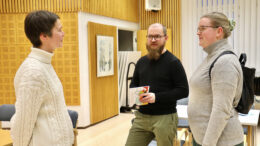 Ekaluokkalaisen vanhemmat Elina (oik.) ja Lauri Virtanen tulivat katsomaan, mitä illassa on tarjolla. Vasemmalla luokanopettaja Paula Heikkinen. Kuvat: Tuija Järvelä-Uusitalo