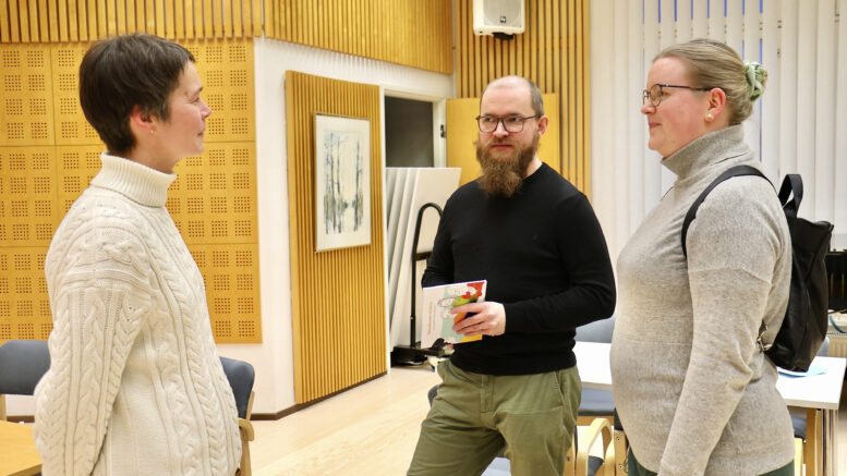 Ekaluokkalaisen vanhemmat Elina (oik.) ja Lauri Virtanen tulivat katsomaan, mitä illassa on tarjolla. Vasemmalla luokanopettaja Paula Heikkinen. Kuvat: Tuija Järvelä-Uusitalo