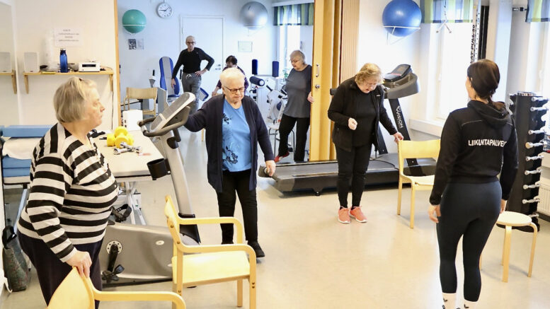 Senioritalon kuntosalin voima-tasapainoryhmä aloitti keskiviikkoaamun tapaamisen alkujumpalla. Kuvat: Teea Tunturi