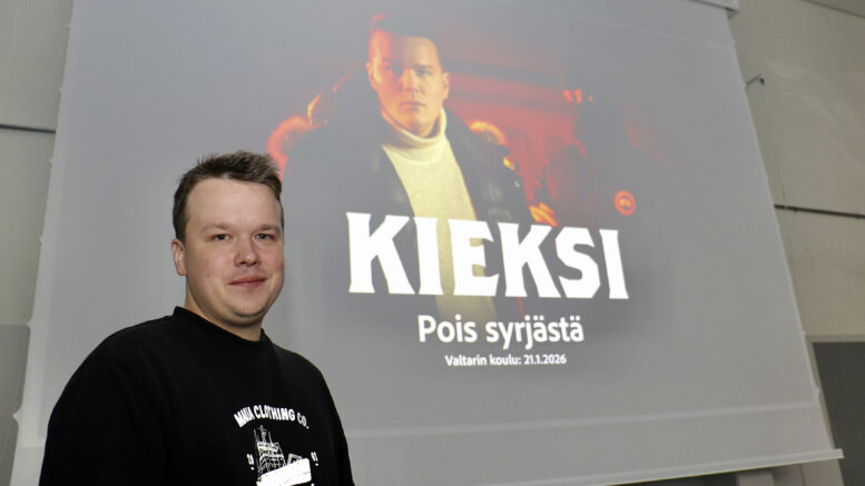 Iin Valtarin koululla puhunut dokumentaristi Sami Kieksi haluaa lisätä yhteisymmärrystä ihmisten ja ihmisryhmien välillä. Kuva: Tuija Järvelä-Uusitalo