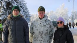 Jesse Tervon vanhemmat Antti ja Riitta saapuivat Kiimingistä Raattiin seuraamaan esikoisensa sotilasvalaa. Seuraavana päivänä heillä oli edessään pitempi matka vastaavaan tilaisuuteen, kun Jessen pikkuveli suoritti oman valansa Sodankylän varuskunnassa. Kuva: Ismo Piri