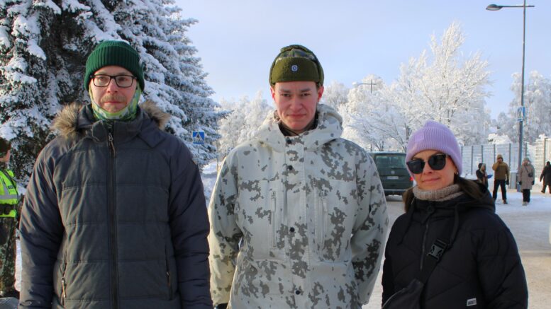 Jesse Tervon vanhemmat Antti ja Riitta saapuivat Kiimingistä Raattiin seuraamaan esikoisensa sotilasvalaa. Seuraavana päivänä heillä oli edessään pitempi matka vastaavaan tilaisuuteen, kun Jessen pikkuveli suoritti oman valansa Sodankylän varuskunnassa. Kuva: Ismo Piri