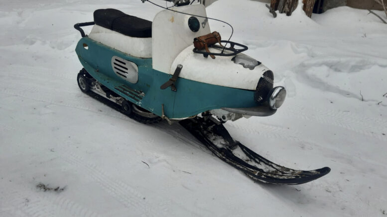 Pekka Haapaniemen skootterikelkka palkittiin tapahtuman hupaisimpana.